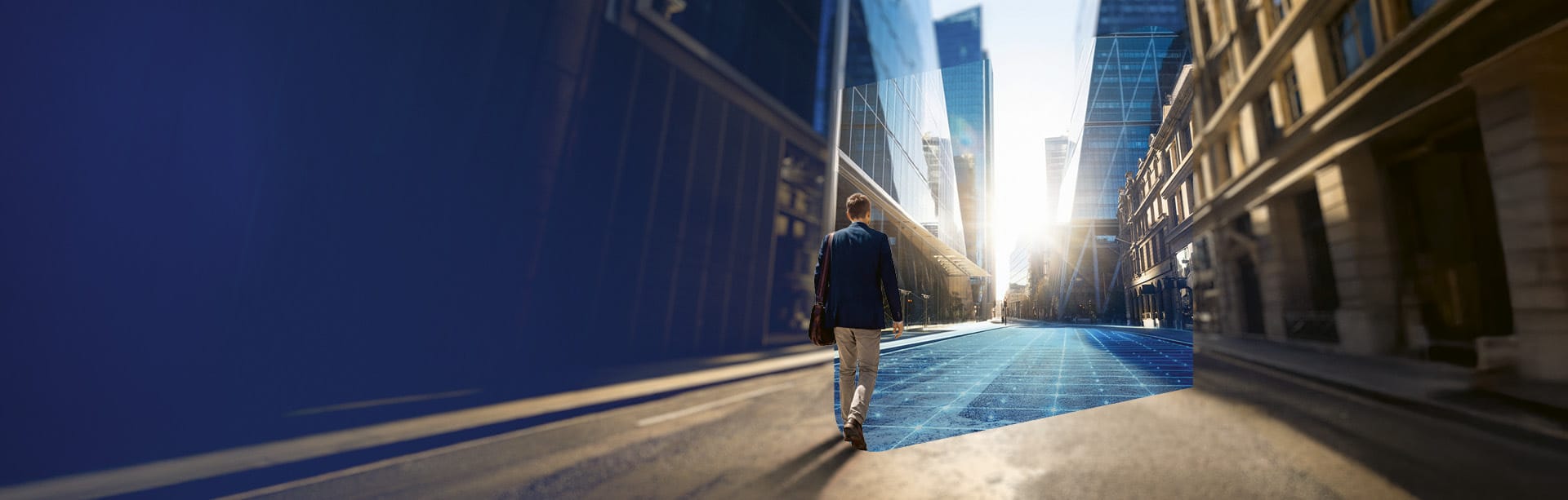 Ein Mann in Rückenansicht geht eine urbane Straßenschlucht entlang. Über die Szene ist eine leuchtend blaue, dreidimensionale Netzstruktur aus Linien und Punkten gelegt, die den digitalen Wandel der realen Welt symbolisiert.